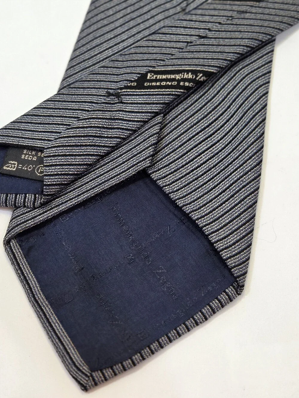 Ermenegildo Zegna 100% Silk Made in Italy Gray Striped Designer Tie